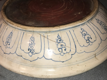 Un plat en porcelaine de Vietnam bleu et blanc &agrave; d&eacute;cor de lotus, 16&egrave;me